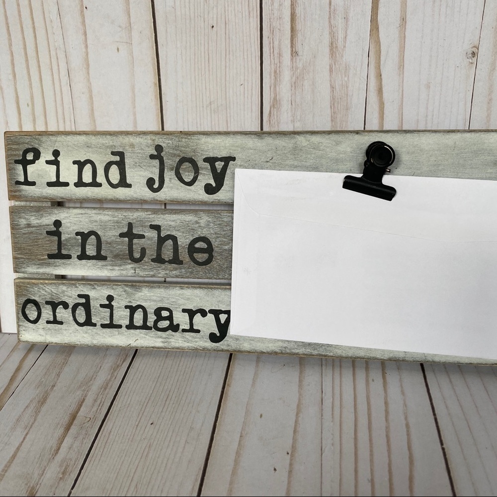 Wooden find joy sign with paper clip - Picture 2 of 6